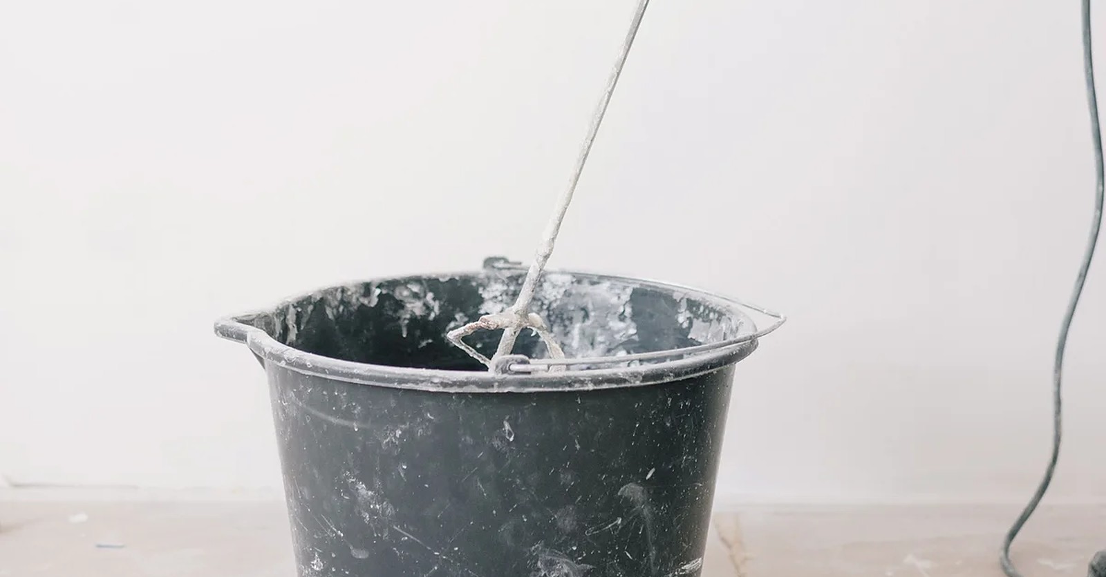 Levelling a floor before tiling: the Kerakoll way
