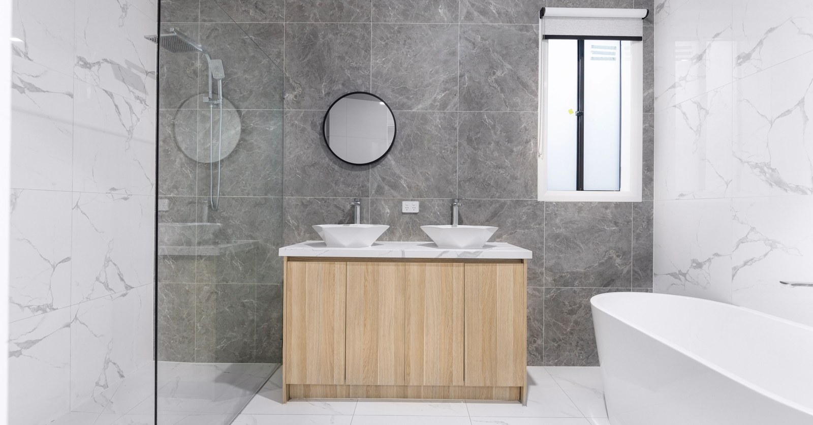 Bathroom vanity: integrated washbasin or countertop basin?