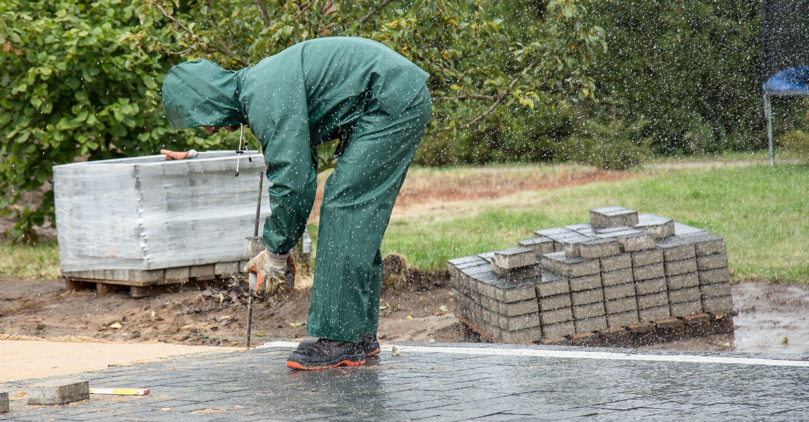 De herfst komt eraan: droog en warm aan het werk met regenkleding, warme werkkleding en handschoenen