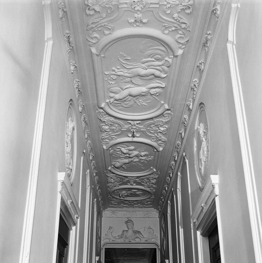 Rijk versierd stucplafond in de hal van Huis Bartolotti aan de Herengracht in Amsterdam