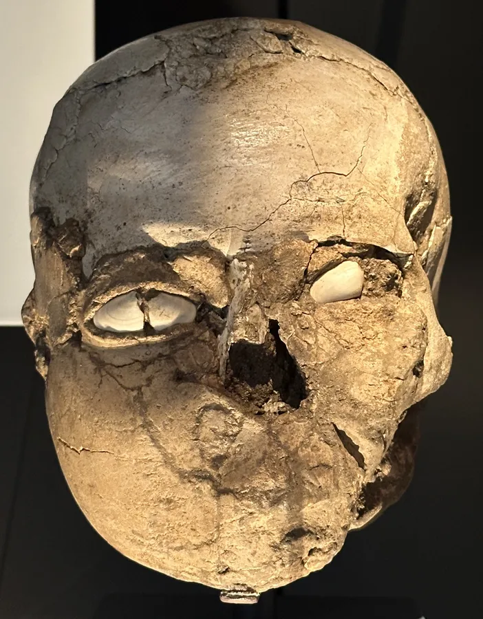 Met pleister beklede menselijke schedel uit Jericho met schelpen als ogen, in het British Museum