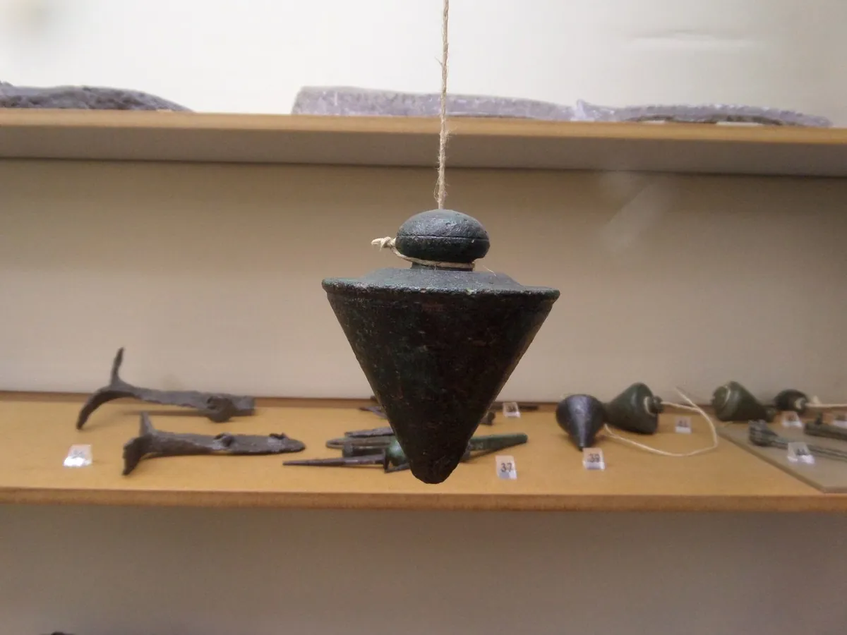 Romeins bronzen schietlood in een vitrine van het Archeologisch Museum in Split