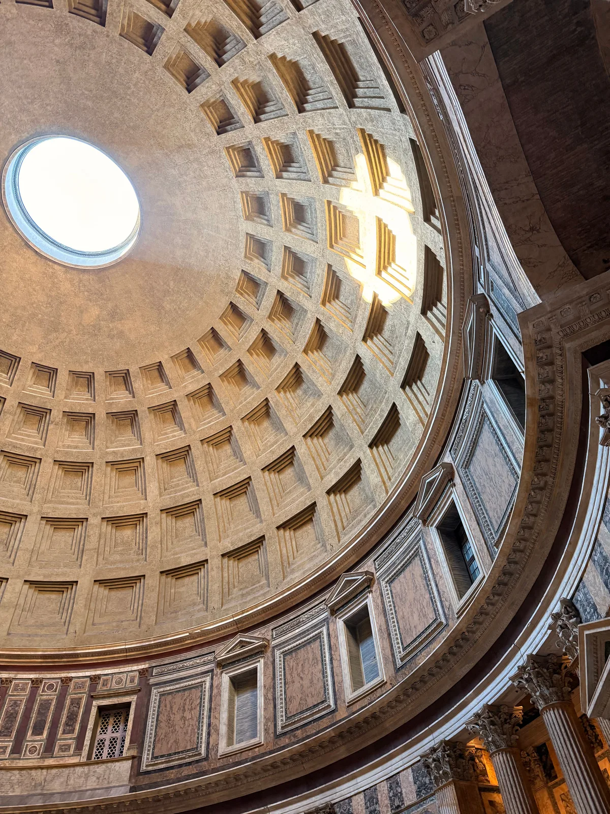Binnenkant van het Pantheon met de cassettenkoepel en het licht dat door de opening valt